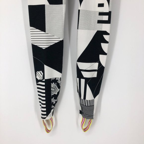 NWT Nike black white abstract Leg-A-See leggings foot  strap xs - Picture 9 of 15